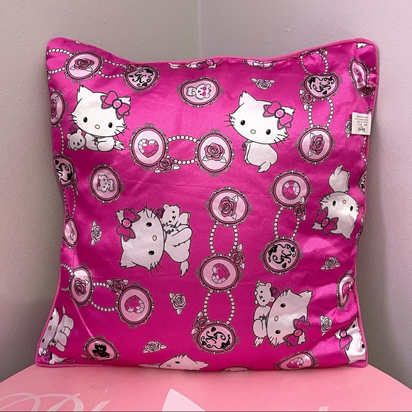 Hello Kitty Charmmy Pillow 🎀 - Picture 2 of 3